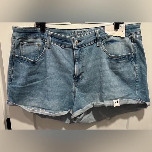 NWT Arizona Jean Co Shortie Shorts Mid Rise Cuff Medium Wash Junior Plus Size 21 - Picture 1 of 6